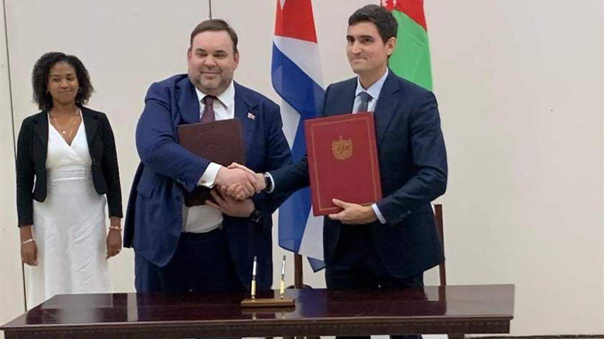 Firma de acuerdos entre La Habana y Minsk, firmaron acuerdos en el ámbito empresarial e industrial y valoraron las posibilidades de ampliar los vínculos económicos-comerciales, informaron este miércoles medios oficiales.