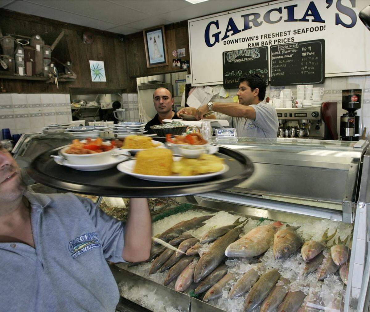 Garcia’s Seafood Grille & Fish, junto al río, escondida tras un laberinto de autopistas y puentes, esta marisquería es una joya oculta.