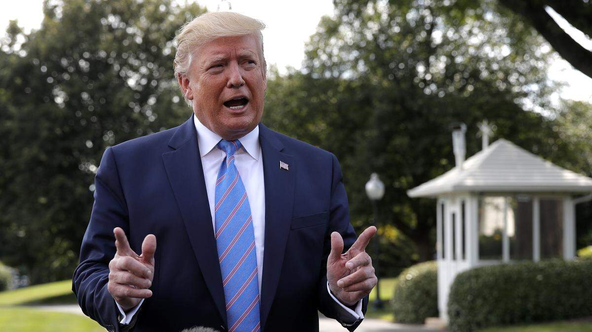 El presidente de Estados Unidos Donald Trump habla con los reporteros en la Casa Blanca el 2 de agosto de 2019.