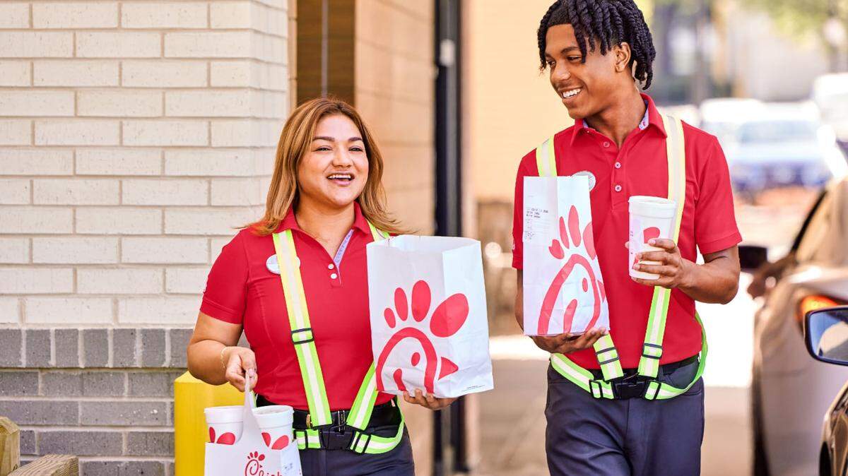 La cadena famosa por sus sándwiches de pollo, Chick-fil-A, abrirá cuatro restaurantes más en Miami, comenzando el 31 de octubre con uno de Cutler Bay, y luego en Pinecrest y Homestead. Tiene disponible 500 puestos de trabajos part-time y full-time.
