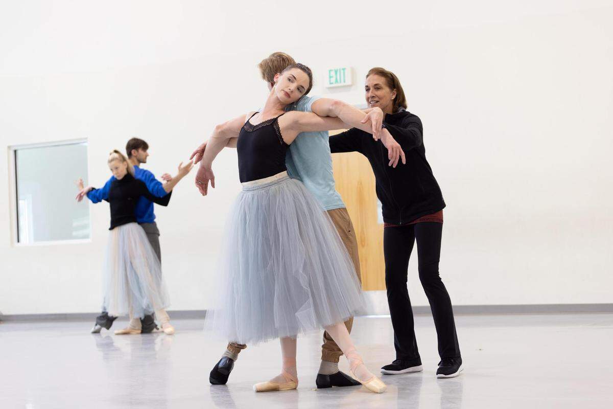  Lourdes López, directora artística de Miami City Ballet, ensayando “La Valse” de George Balanchine, con Jordan-Elizabeth Long y Chase Swatosh. 