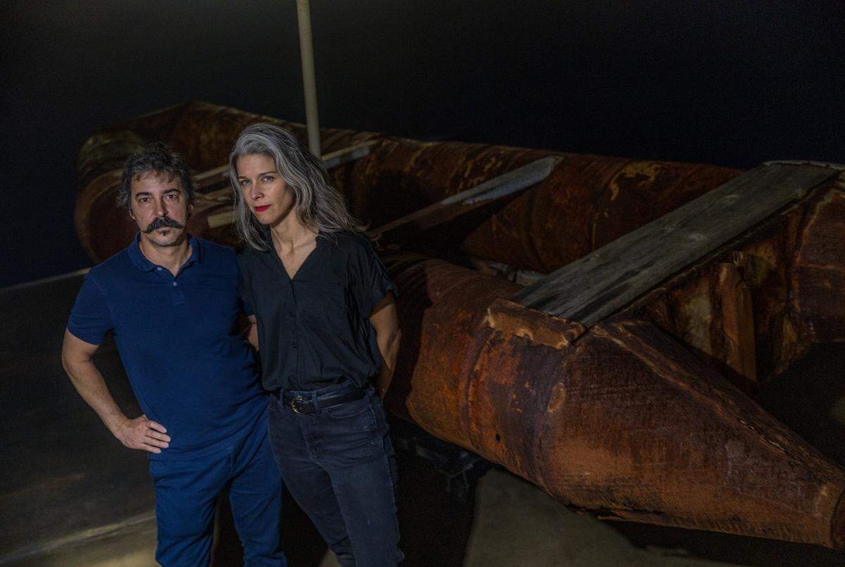 Los artistas cubanoamericanos Antonia Wright y Rubén Millares junto al bote de balseros cubanos que recuperaron en el 2022, después que fuera abandonado en Key Biscayne. El bote, que tuvieron cuatro años en su estudio, se convirtió en una instalación de arte que forma parte de la muestra ‘Exile’, en la Piero Atchugarry Gallery, en Miami.