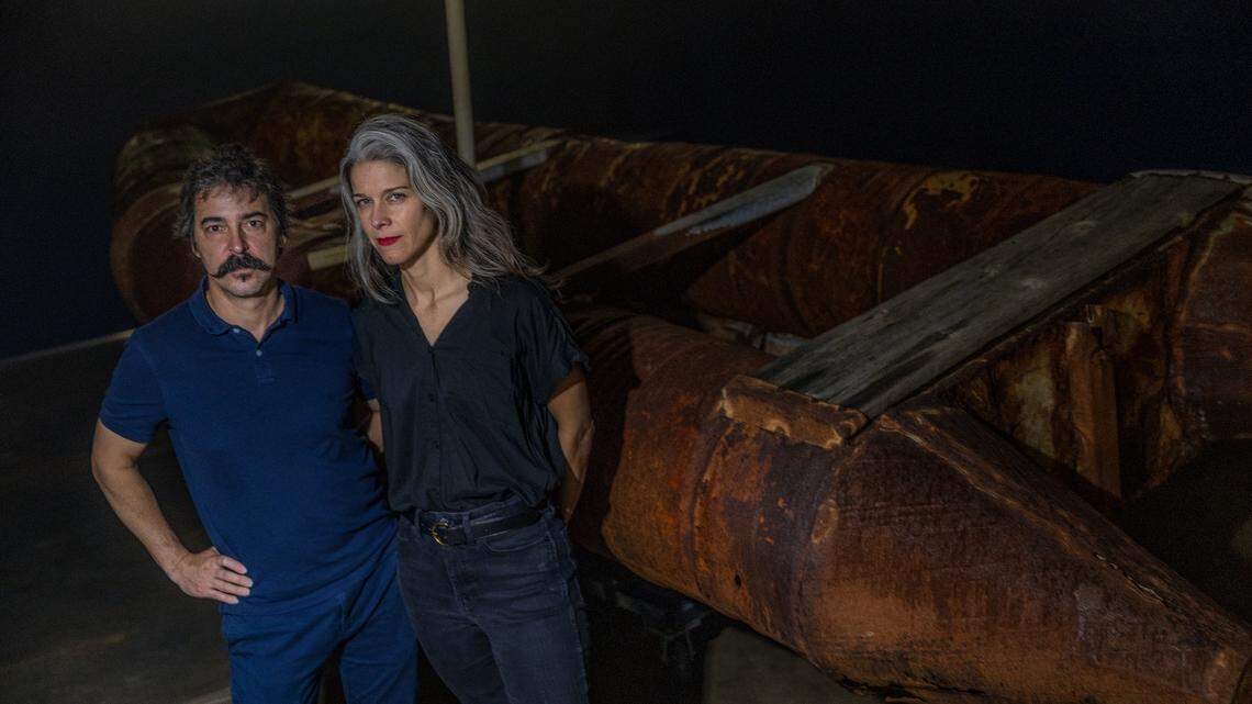 Símbolo del éxodo cubano: balsa vacía recuperada en la costa de Florida se exhibe como obra de arte