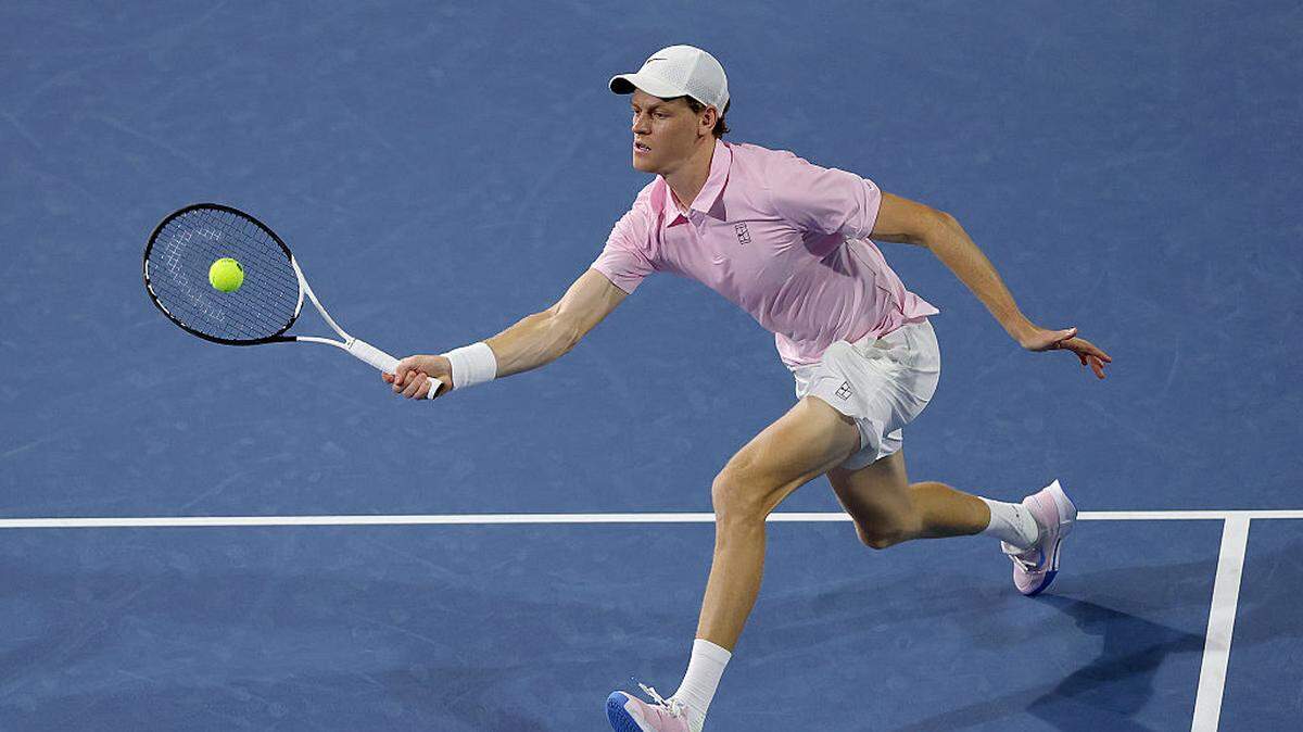 El italiano Jannik Sinner alcanzó este lunes los octavos de final del Abierto de Miami tras derrotar 6-1, 6-4 al francés Corentin Moutet.   