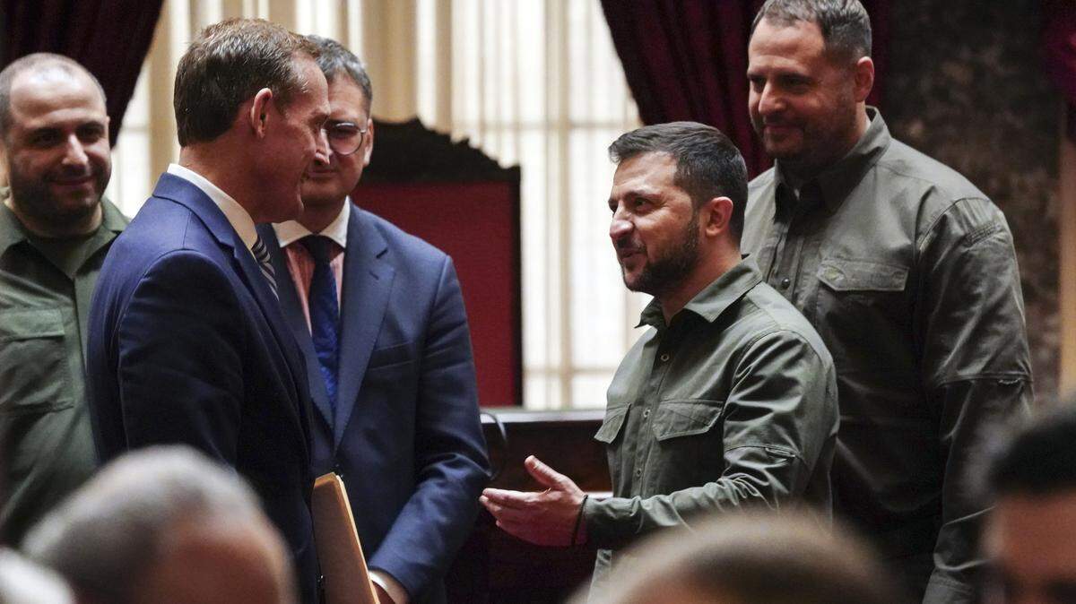 El presidente de Ucrania, Volodymyr Zelenskyy, se reúne con senadores de Estados Unidos en el Capitolio, en Washington, D.C., el 21 de septiembre de 2023.