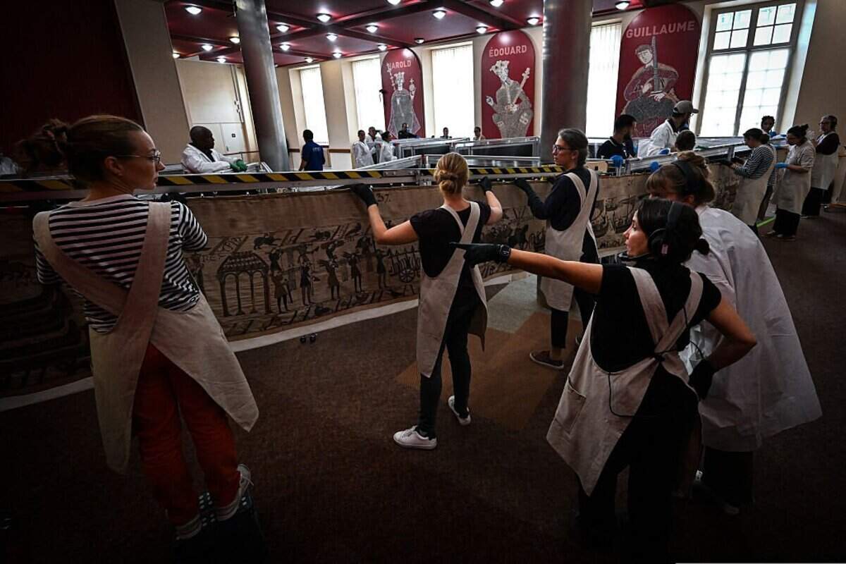 Trabajadores y voluntarios descansan antes de prepararse para empacar el Tapiz de Bayeux en una caja para trasladarlo al Museo Británico, en el Museo del Tapiz de Bayeux, en Bayeux, noroeste de Francia, el 18 de septiembre de 2025. El famoso bordado ha sido trasladado del Museo de Bayeux, actualmente cerrado por reformas, a un lugar secreto en Francia para su custodia antes de ser prestado al Museo Británico de Londres, previsto para septiembre de 2026.