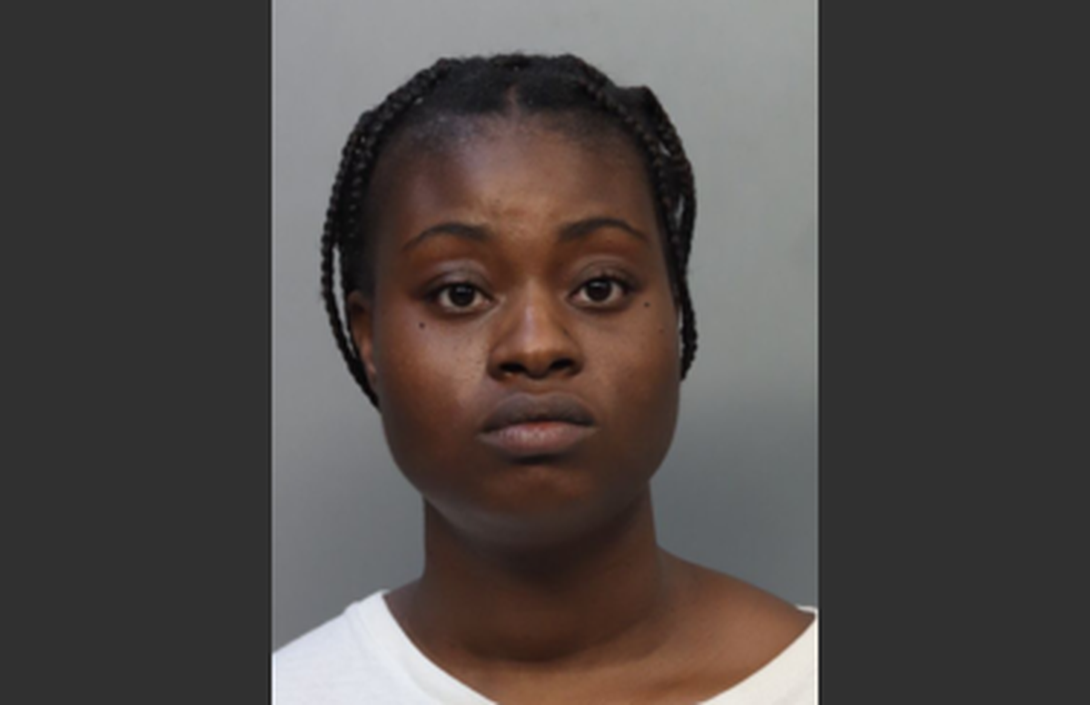 Lindsay Valcin, de 31 años, y residente de Miami, fue arrestada y acusada de crueldad animal por haber matado a golpes a su perra.
