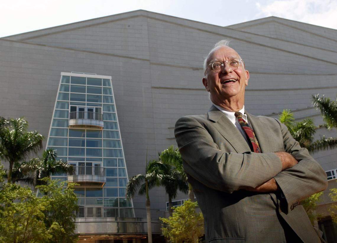 El abogado Parker Thomson, quien murió el año pasado a los 85 años, frente a la plaza que lleva su nombre frente al Arsht Center for the Performing Arts.