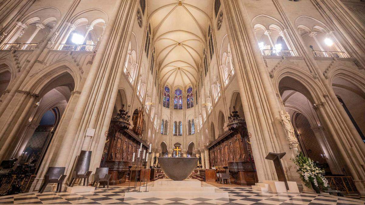 Esta fotografía muestra el nuevo altar mayor, diseñado por el artista y diseñador francés Guillaume Bardet, luego de una misa en la catedral de Notre-Dame de París, el domingo 8 de diciembre de 2024. El nuevo altar reemplaza al antiguo que fue destruido en un incendio en 2019.