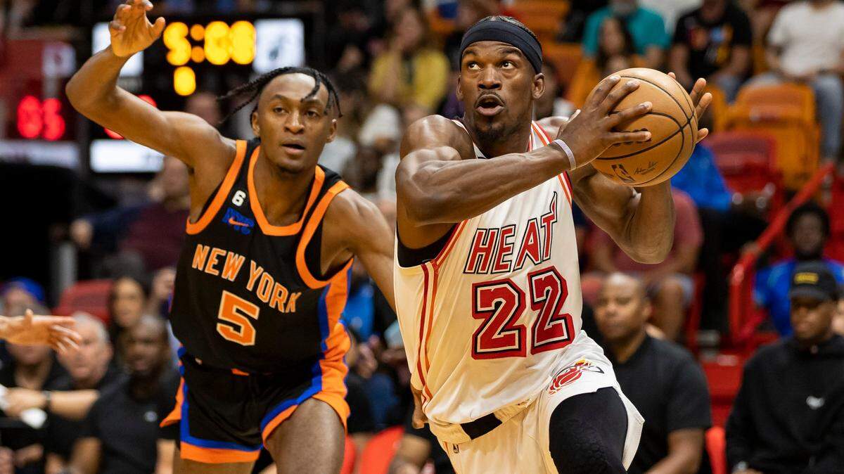 El delantero del Miami Heat, Jimmy Butler (22), conduce el balón ante el escolta de los New York Knicks, Immanuel Quickley (5), que intenta defender durante el primer cuarto de un partido de la NBA en el Miami-Dade Arena el viernes 3 de marzo de 2023, en el centro de Miami. Florida