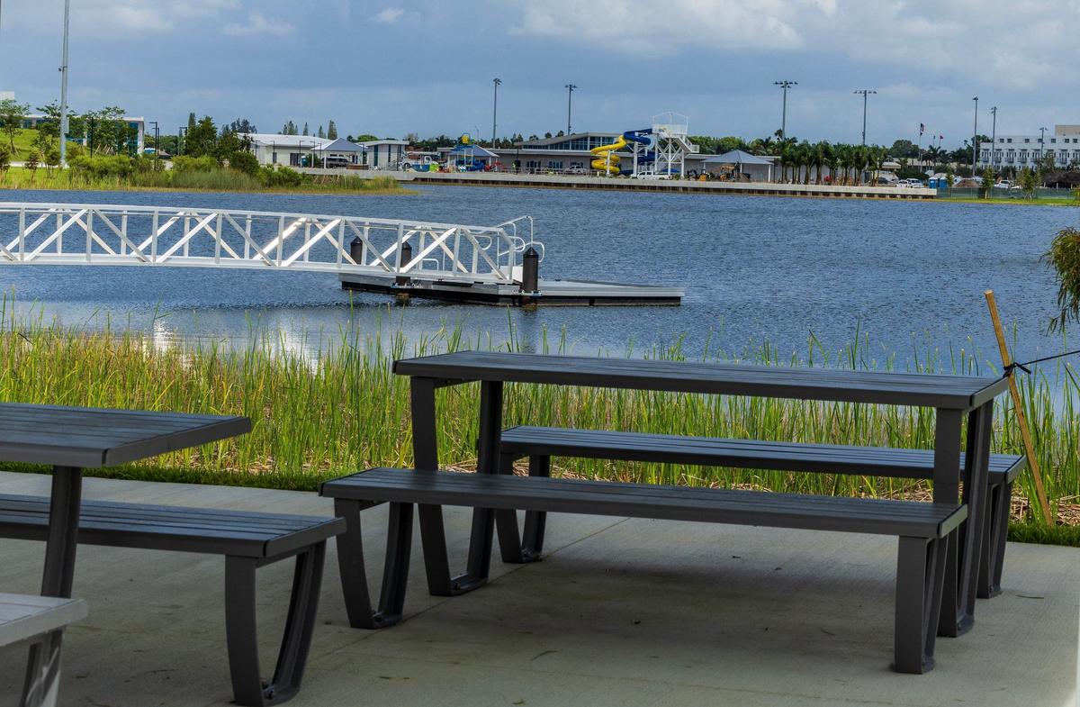 Vista de una plataforma de lanzamiento de kayak en el Doral Central Park, en el recién inaugurado parque más grande de la ciudad y uno de los más grandes de la región, el miércoles 24 de julio de 2024.