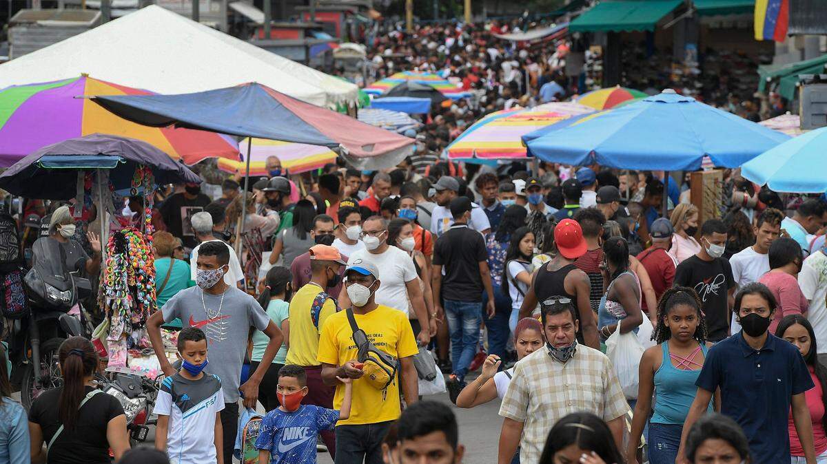 Personas caminan en el bulevar Sabana Grande en la víspera de Navidad en Caracas, Venezuela, el jueves 24 de diciembre de 2020.