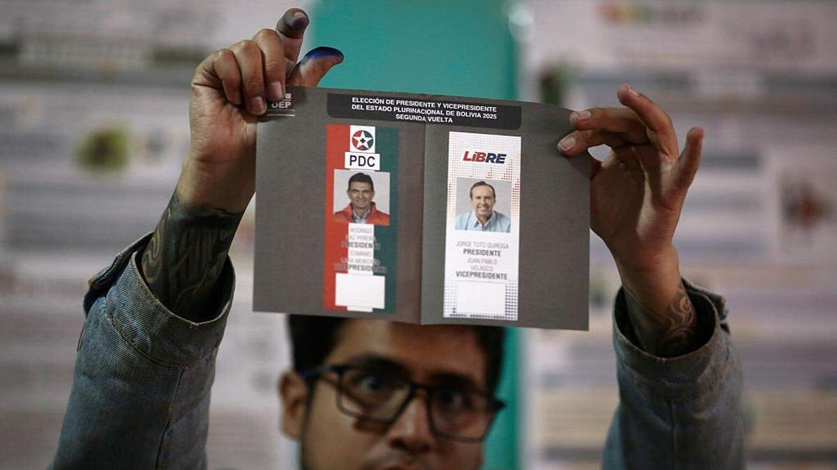 LA PAZ, BOLIVIA - OCTOBER 19: An electoral jury shows a blank ballot during the presidential run-off at the Santa Rosa School on October 19, 2025 in La Paz, Bolivia. Bolivians head to the polls amid an important economic crisis, fuel shortage, and an increase in prices. (Photo by Gaston Brito Miserocchi/Getty Images)