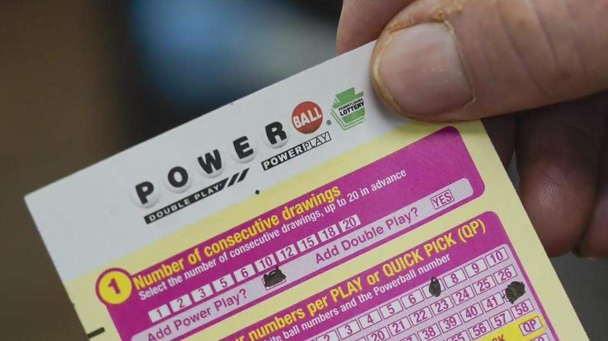 Una persona de Nebraska casi gana el premio mayor del Powerball de $129 millones, ya que solo le faltó un numero. Pero gano $1 millón. 