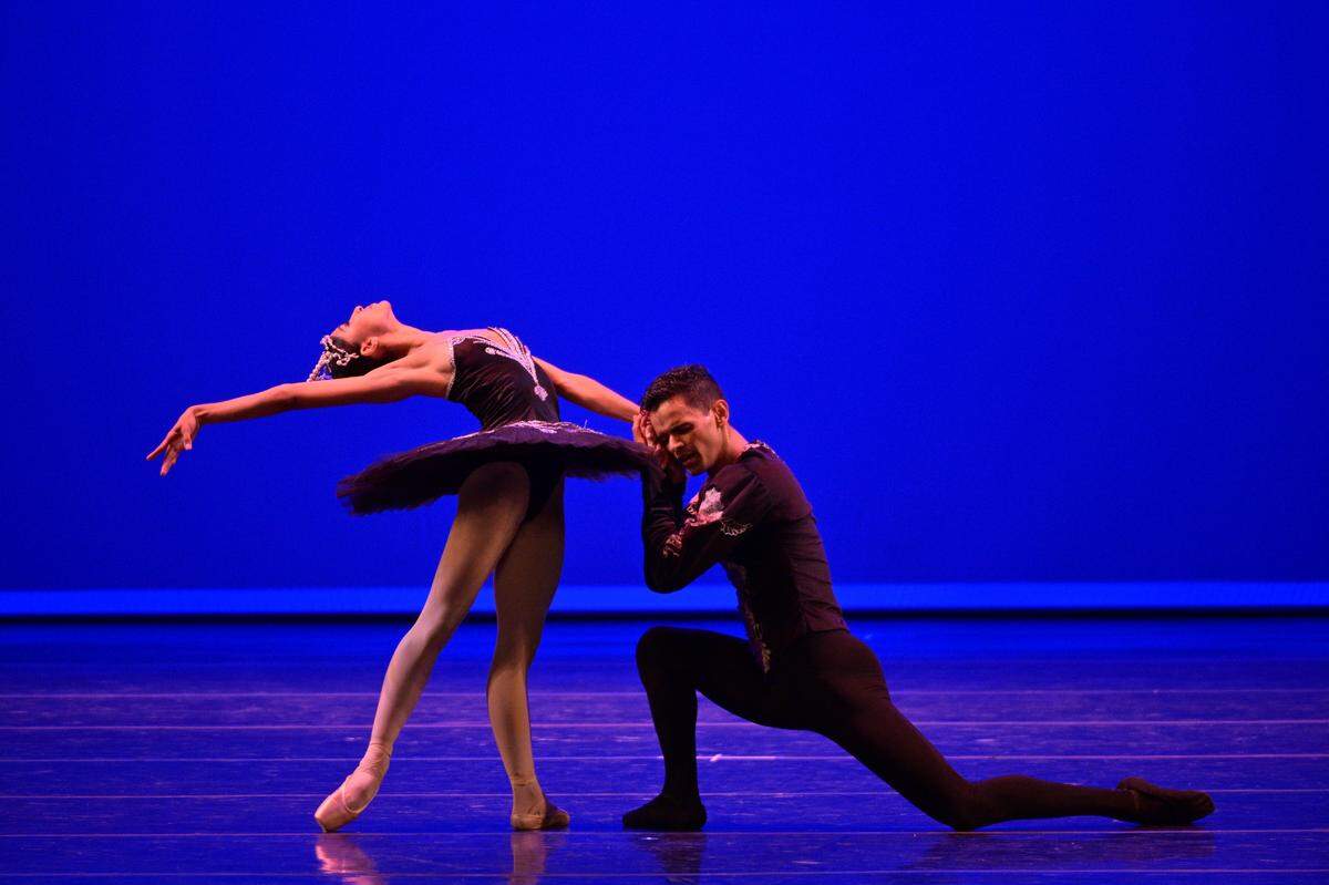 Nicole Nathalia Duque y Andrés Felipe Vargas en “Cisne Negro” Pas de Deux (Compañía Colombiana de Ballet, Colombia).
