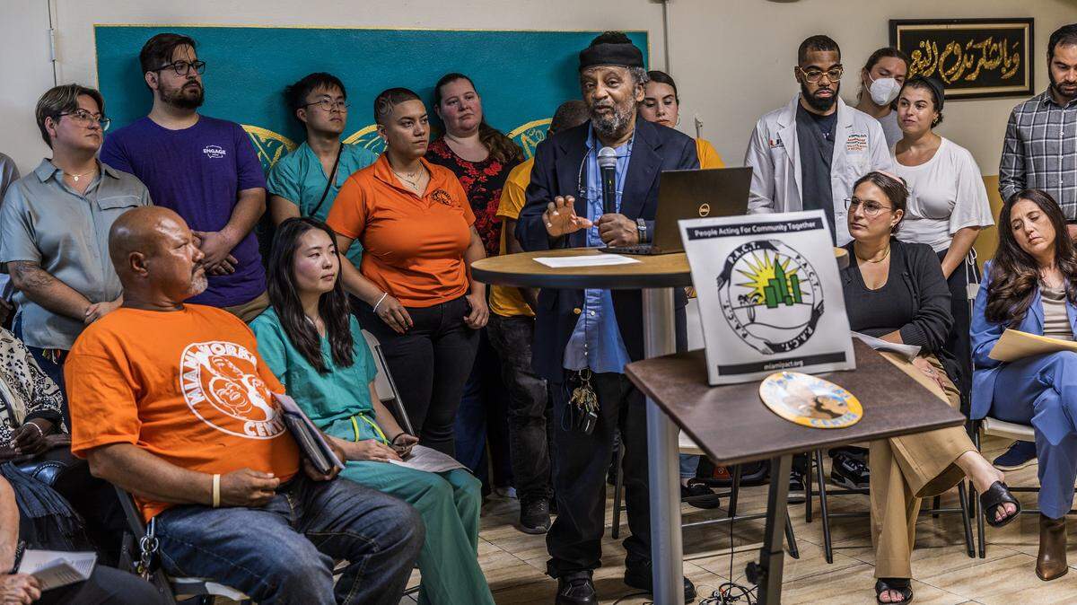 El imán Nasir Ahmad habla durante una vigilia celebrada en Masjid Al-Ansar, en Liberty City el martes en la cual miembros de la comunidad, líderes religiosos y defensores instaron a Miami-Dade a asignar los fondos necesarios para proteger a las familias del desalojo.
