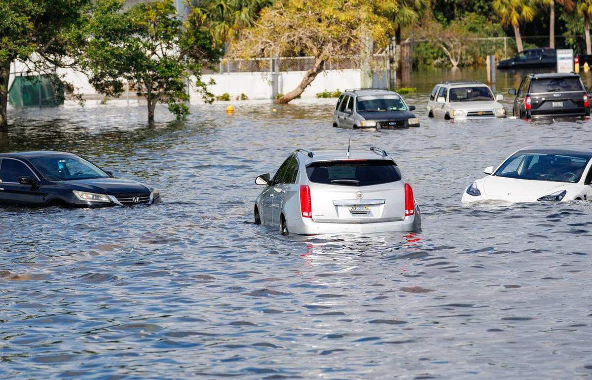 Vehículos sumergidos en una calle inundada a causa de las fuertes lluvias en West Perimeter Road en Fort Lauderdale el jueves 13 de abril de 2023. David Santiago dsantiago@miamiherald.com