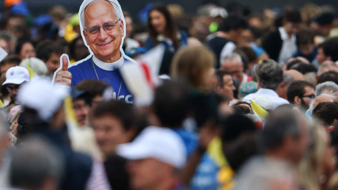 Grandes multitudes aclaman al papa León XIV en su recorrido en papamóvil por París