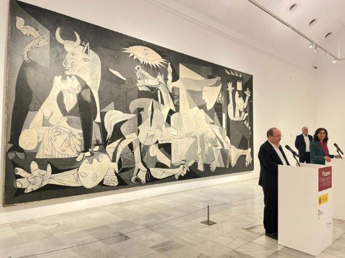 Presentación del Año Picasso frente al cuadro&nbsp;Guernica&nbsp;en el Museo Reina Sofía, por&nbsp;Miquel Iceta, ministro de Cultura y Deportes de España&nbsp;y&nbsp;Rima Abdul Malak, ministra de Cultura de Francia,&nbsp;cortesía de Consejería de Turismo de España.