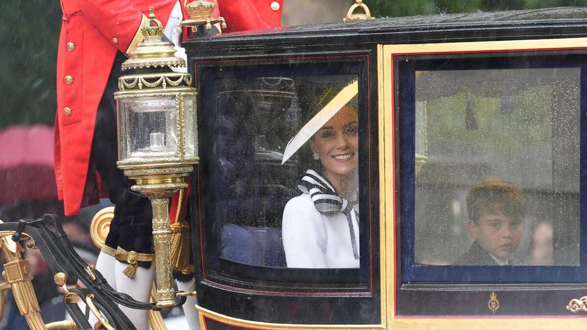 La Princesa de Gales y el Príncipe Luis viajan a lo largo del centro comercial después de la ceremonia de Trooping the Color en el Horse Guards Parade, en el centro de Londres, mientras el rey Carlos III celebra su cumpleaños oficial. Fecha de la foto: Sábado 15 de junio de 2024. 