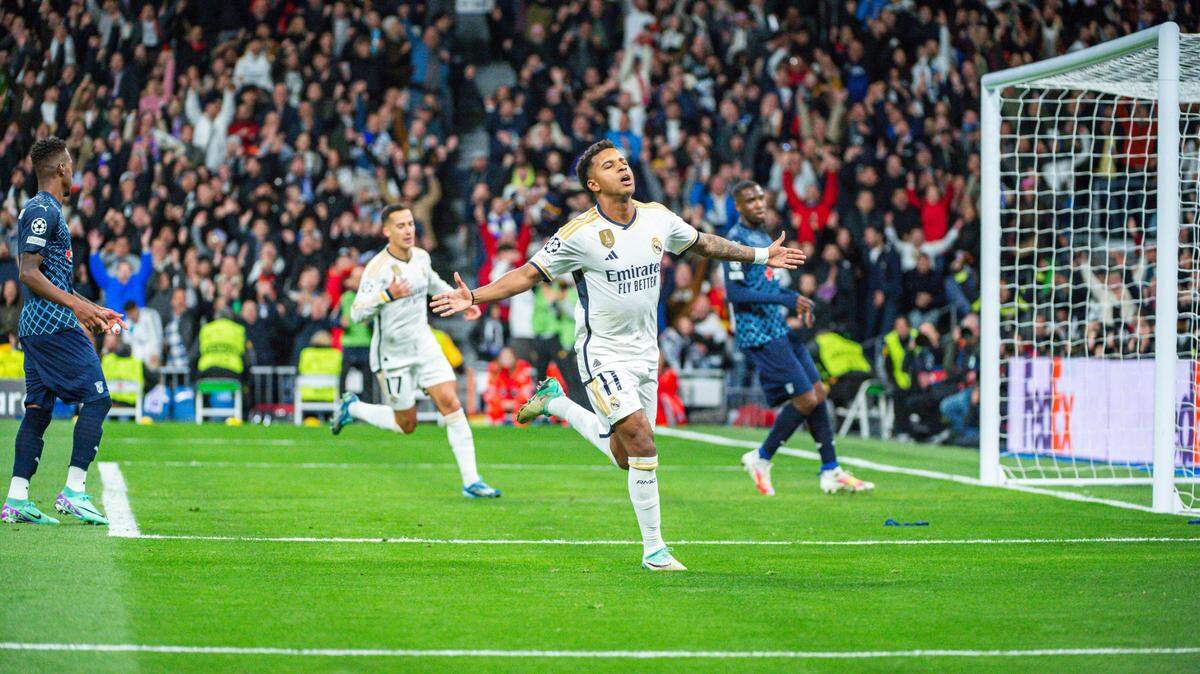 El jugador del Real Madrid Rodrygo celebra el gol que anotó en el triunfo de su equipo 3-0 ante Braga, en el partido de la fase de grupos de la Liga de Campeones, celebrado el 8 de noviembre de 2023 en el Estadio Santiago Bernabéu en la capital española.