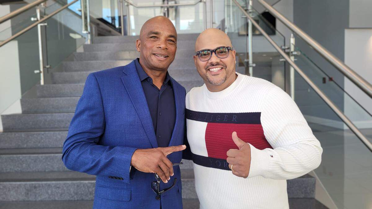 Brayan Peña (der.) no cabía dentro de la ropa cuando Orlando “El Duque’’ Hernández le informó que sería el manager del equipo de la Federación Profesional Cubana de Béisbol (FEPCUBE) que participará en la Serie Intercontinental que se disputará en Barranquilla, Colombia, entre el 25 de enero y 1 de febrero del 2024.
