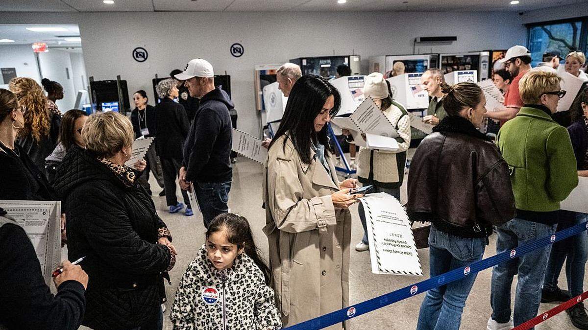 NEW YORK, NEW YORK - NOVEMBER 2: People vote in the mayoral election on the last day of early voting at Borough of Manhattan Community College on November 2, 2025 in the Manhattan borough in New York City. Democratic New York City mayoral candidate Zohran Mamdani remains the front runner against Independent mayoral candidate Andrew Cuomo and Republican mayoral candidate Curtis Sliwa. (Photo by Stephanie Keith/Getty Images)