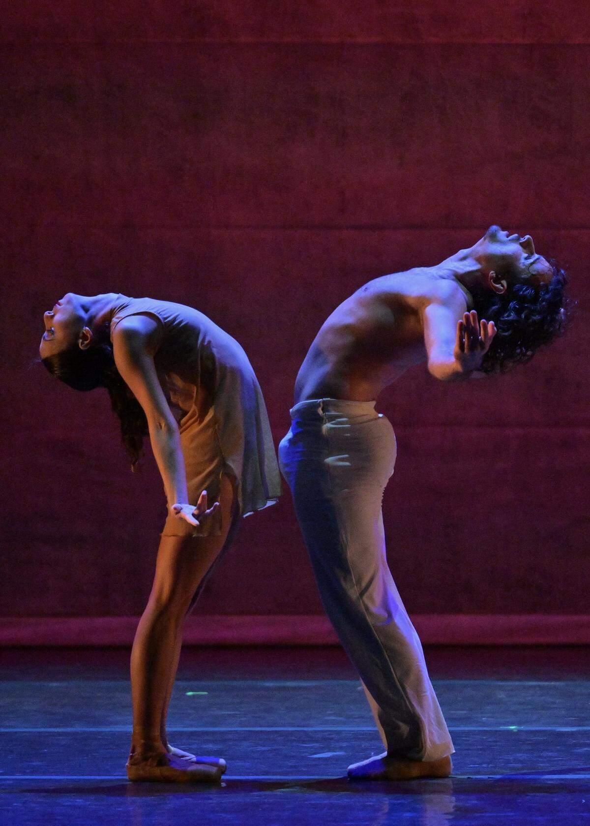 Jessica Arechavaleta y Rafael Ruiz, de Dimensions Dance Theatre of Miami en “On the Sky”. 