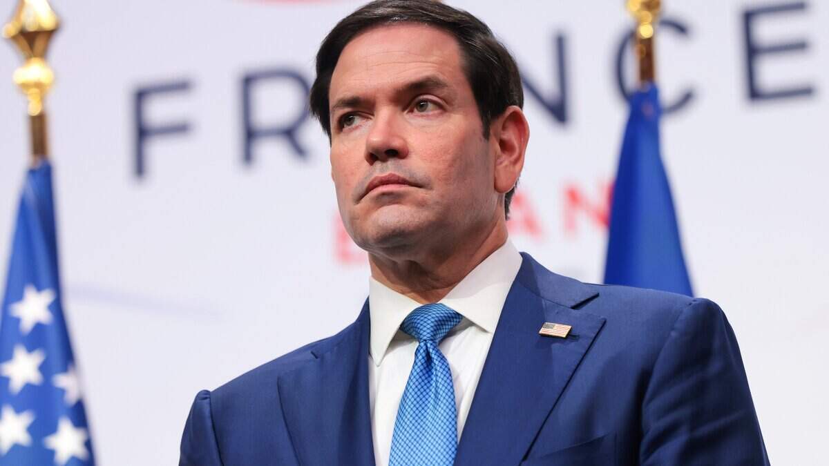 El secretario de Estado de Estados Unidos, Marco Rubio, observa mientras el presidente Donald Trump habla durante una conferencia de prensa en la Cumbre de Líderes del G7 el 17 de junio de 2026 en Evian-les-Bains, Francia.
