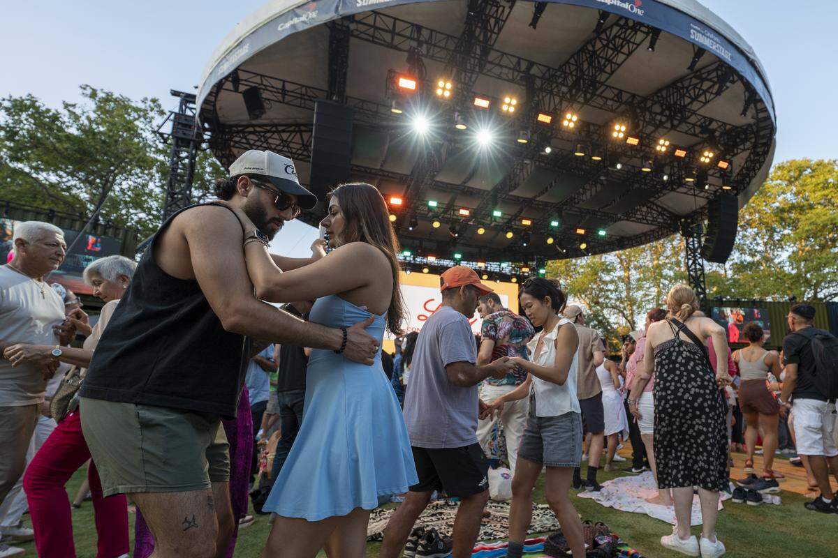La gente baila durante un homenaje a la fallecida cantante cubana Celia Cruz en el centenario de su nacimiento en el festival SummerStage en Nueva York, Estados Unidos, el 9 de agosto del 2025.