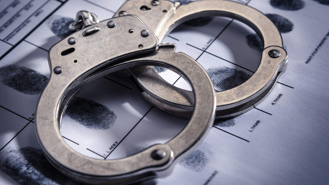 Hombre de Miami-Dade es detenido acusado de apuñalar por la espalda a su esposa mientras dormía