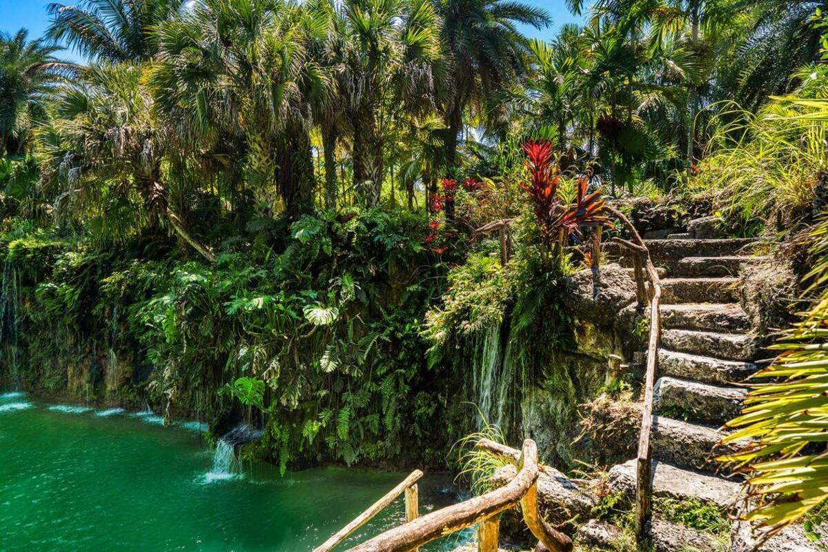 Escaleras conducen a una de las grutas de roca de coral con paisajismo de la propiedad. Jill Eber/1 Oak Studios