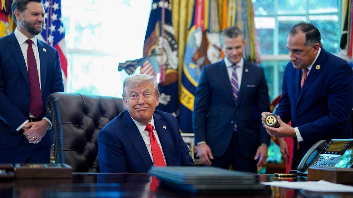 El presidente de Estados Unidos, Donald Trump, sugirió este lunes que tal vez a los estadounidenses les gustaría tener un dictador, luego de firmar órdenes que endurecen la represión federal en Washington y para procesar a quien queme la bandera del país.