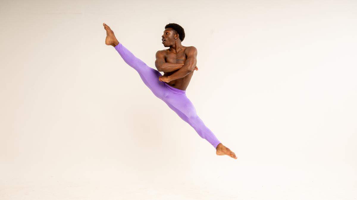 Armand Young, bailarín de Peter London Global Dance Company (PLGDC) en el estudio. 