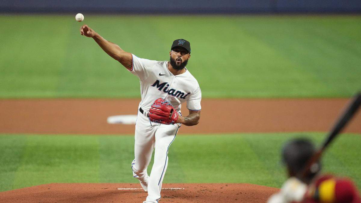 El abridor de los Marlins Sandy Alcántara lanzó seis entradas y permitió cinco carreras, cuatro limpias, ante los Diamondbacks de Arizona, en el partido celebrado el 16 de abril de 2023 en Miami.