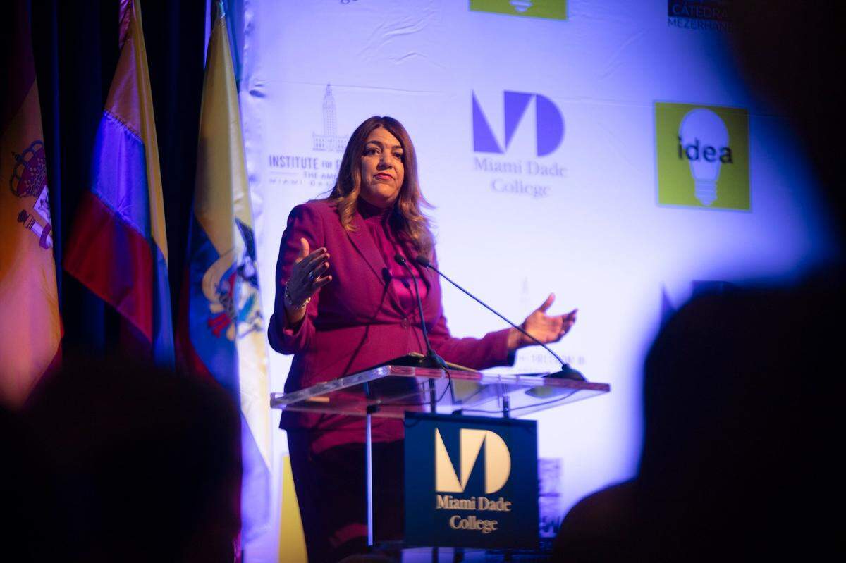 La presidenta de Miami Dade College, Madeleine Pumariega, habla durante el IX Diálogo Presidencial Democracia, Ciudadanía, Migración y Venezuela 2024 Panel de líderes globales en el campus Wolfson del Miami Dade College en Miami el jueves 17 de octubre de 2024.