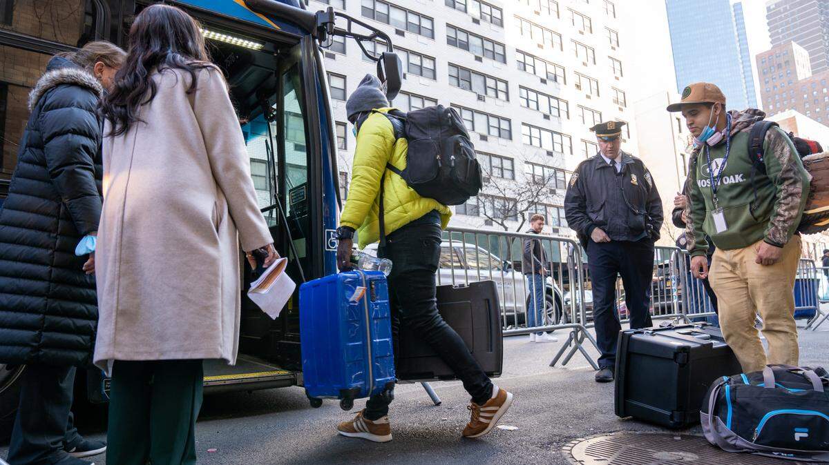 Inmigrantes venezolanos abordan un autobús después de ser obligados a abandonar el Watson Hotel en Nueva York, el 30 de enero de 2023. La ciudad enfrenta serios problemas para atender adecuadamente a este grupo de migrantes.