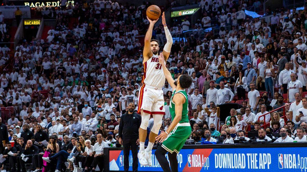 El jugador del Heat Max Strus tira al aro ante la marca de Derrick White, de los Celtics, en el primer juego de la Final de la Conferencia Este, el 17 de mayo de 2022 en Miami.