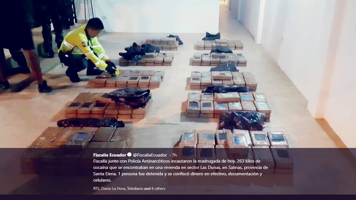 En su perfil de Twitter, la Fiscalía colgó dos fotografías y en una de ellas se observan unos 250 paquetes tipo ladrillo embalados y colocados en el piso.