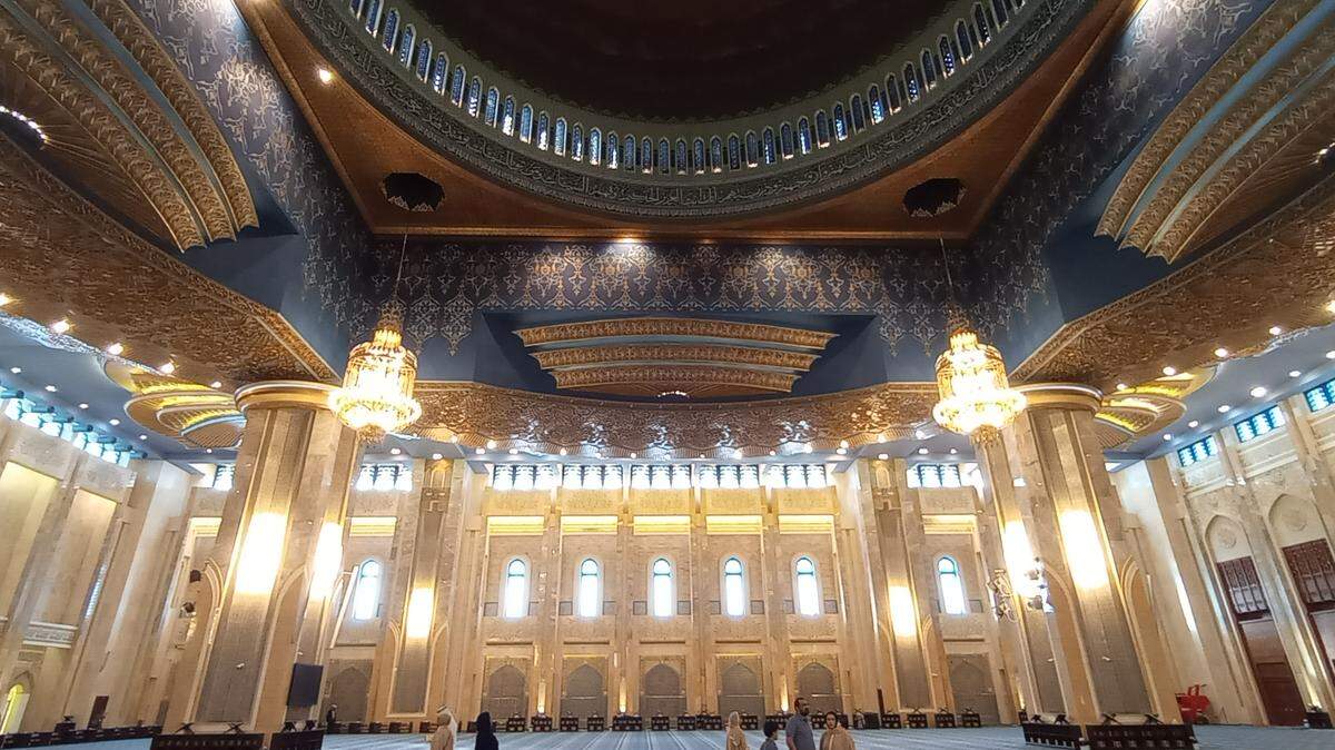 Interior de la Gran Mezquita de Kuwait City. Ofrece visitas guiadas gratuitas para turistas.