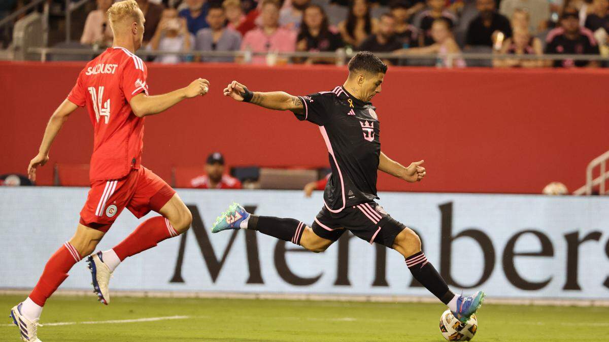 El delantero del Inter Miami Luis Suárez anota el primero de sus dos goles ante la marca de Tobias Salquist, del Chicago Fire, en el partido celebrado en el Soldier Field, el 31 agosto de 2024.