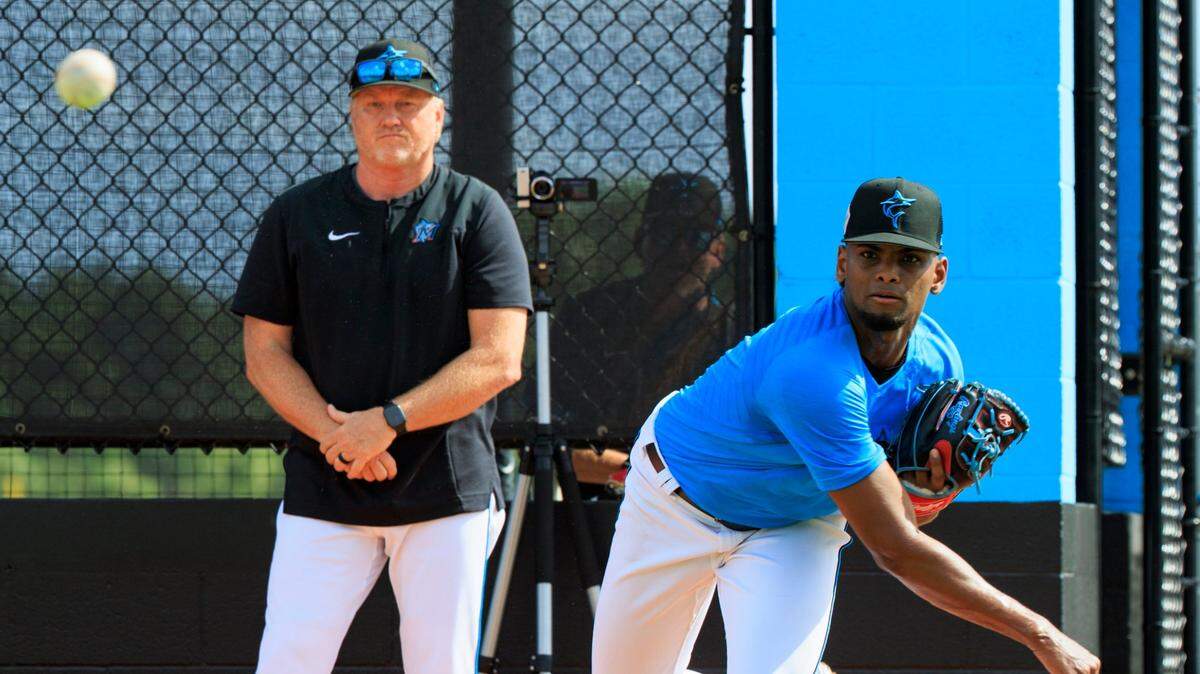 El derecho de los Marlins Edward Cabrera lanza ante la mirada del coach de pitcheo del equipo Mel Stottlemyre Jr. en la pretemporada, el 16 de marzo de 2022 en Jupiter, Florida