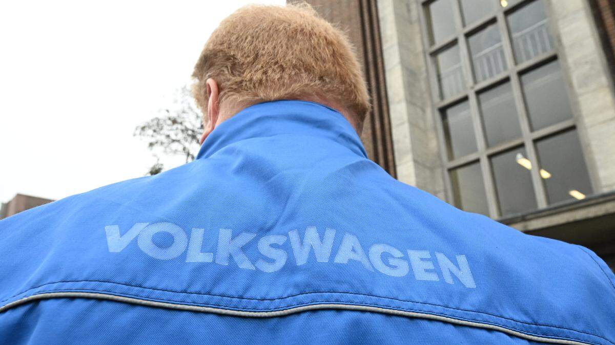 El fabricantes de autos alemán Volkswagen planea cerrar 3 fábricas en Alemania y suprimir decenas de miles de empleos. 