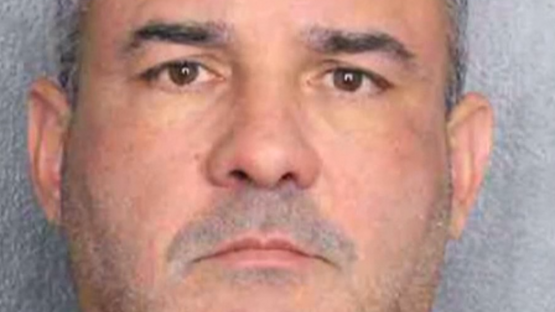 Suspenden licencia de abogado de policía de Florida acusado de fracturar hombro de una mujer