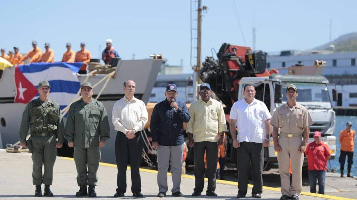 Funcionarios cubanos y venezolanos supervisaron la salida de un buque militar con materiales de la construcción con destino a Cuba. Con el micrófono, Néstor Ruiz Reverol, ministro del Interior. A su izquierda, el embajador cubano en Venezuela, Rogelio Polanco y a su derecha, Aristóbulo Istúriz, ministro de Educación.