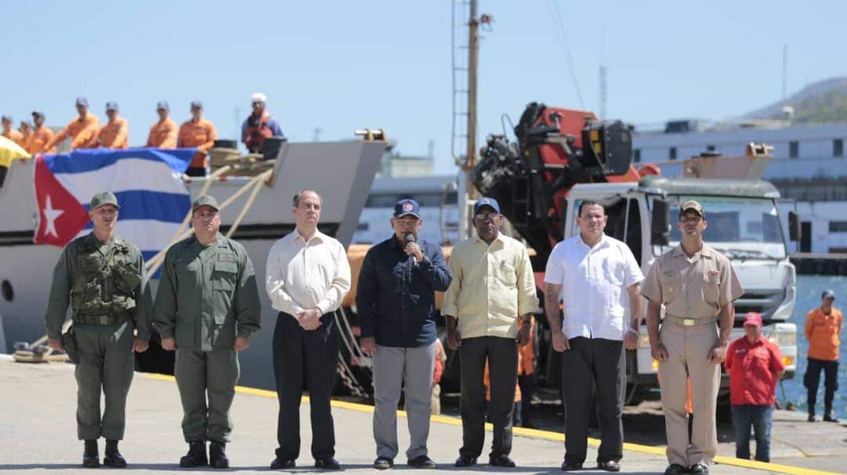 Funcionarios cubanos y venezolanos supervisaron la salida de un buque militar con materiales de la construcción con destino a Cuba. Con el micrófono, Néstor Ruiz Reverol, ministro del Interior. A su izquierda, el embajador cubano en Venezuela, Rogelio Polanco y a su derecha, Aristóbulo Istúriz, ministro de Educación.