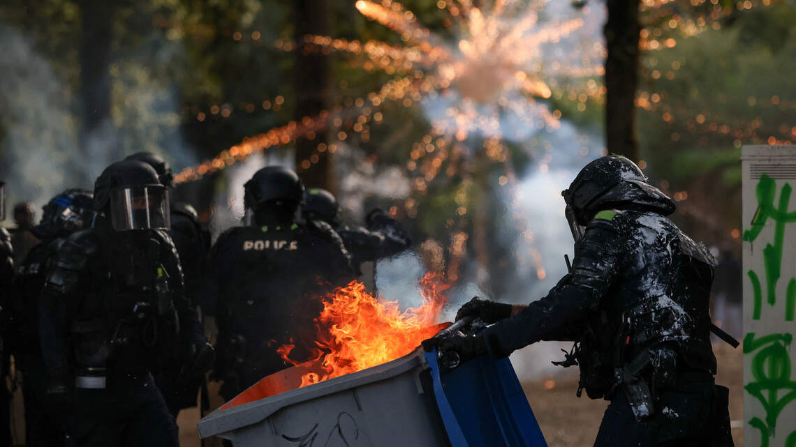 Gas lacrimógeno y enfrentamientos sacuden ciudades francesas en las protestas por costo de la vida