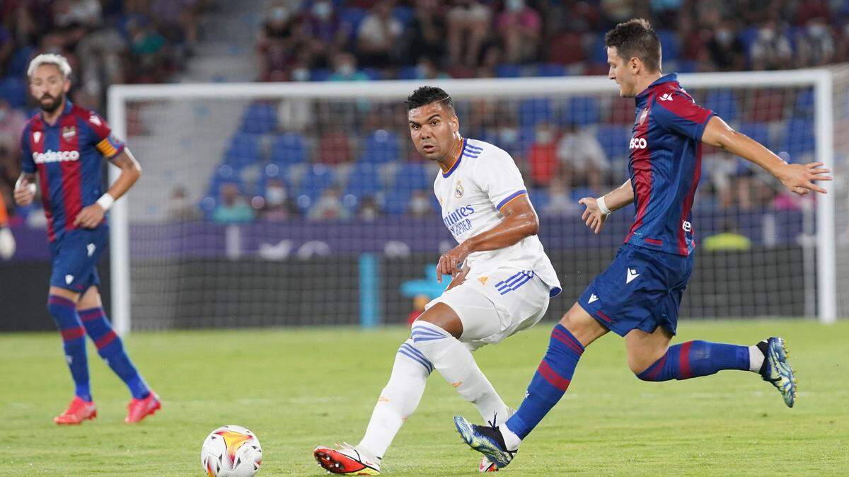 Casemiro (centro) pasa la pelota en el partido entre el Real Madrid y el Levante en la liga española, celebrado el 22 de agosto de 2021 en Valencia.