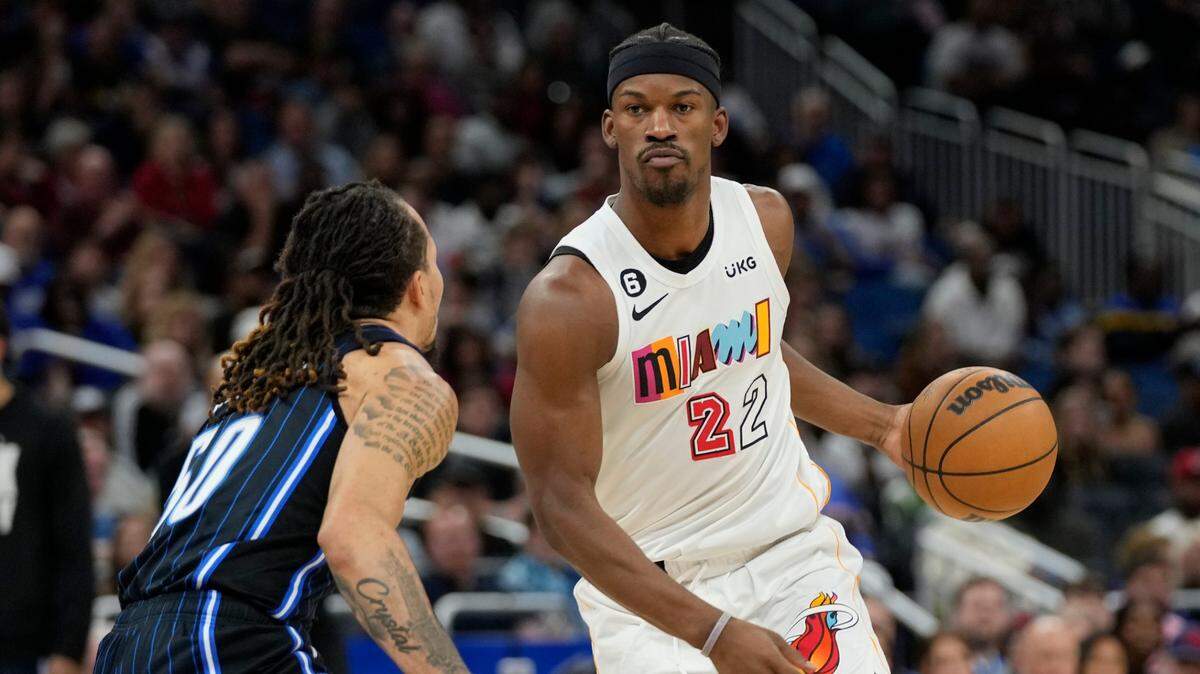 El jugador del Heat Jimmy Butler (22) trata de pasar la marca de Cole Anthony, del Magic, en el partido celebrado el 11 de febrero de 2023 en Orlando.