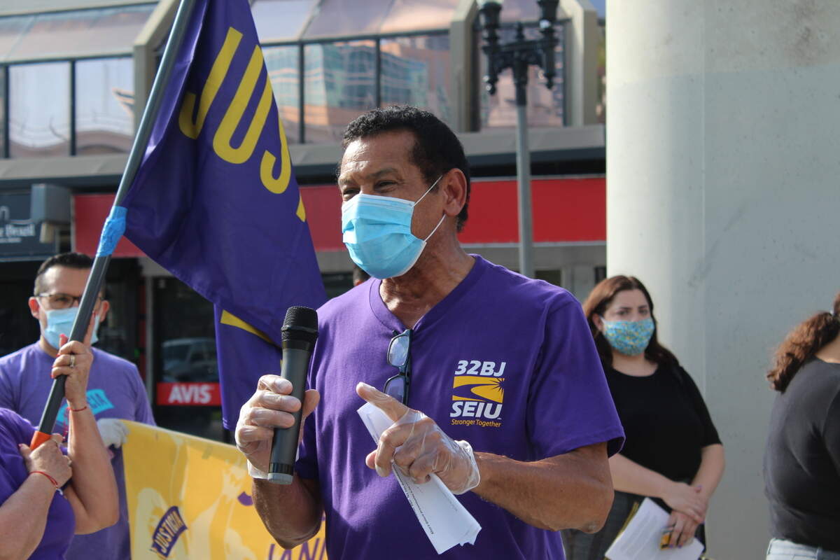 Héctor Rivera es uno de los trabajadores que experimentó los efectos de la fumigación mientras limpiaba el Miami Tower, y que salió a protestar por más protección y derechos.